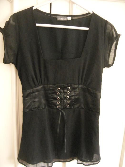 Top Preto com Atilhos tipo Espartilho - Como Novo