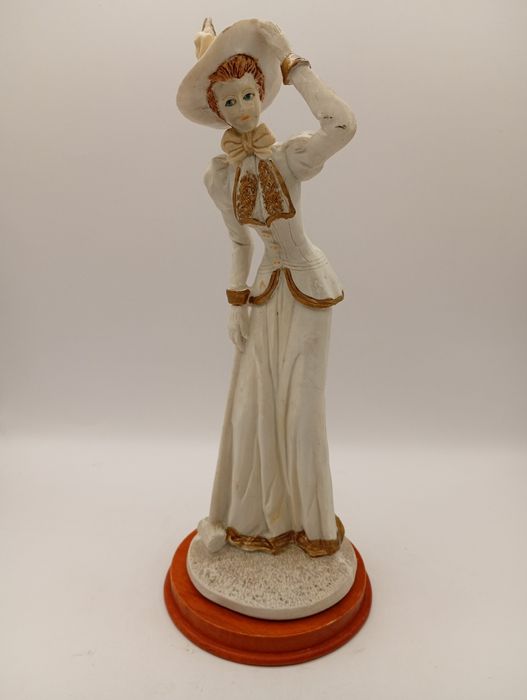 Ceramiczna figurka Kobieta