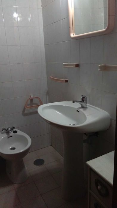 Arrenda-se quarto mobilado a estudante (perto da Universidade de Aveiro / Glicíneas)