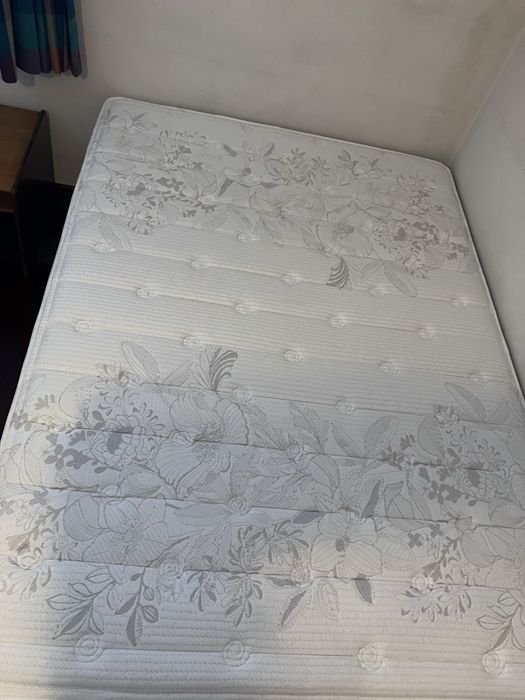 Cama com colchao fantastico quase novo, mesinha e estante