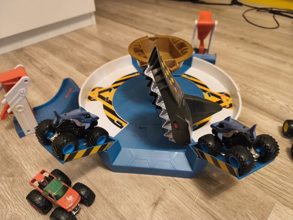 Hot wheels tor wyrzutnia  arena rekina monster trucks