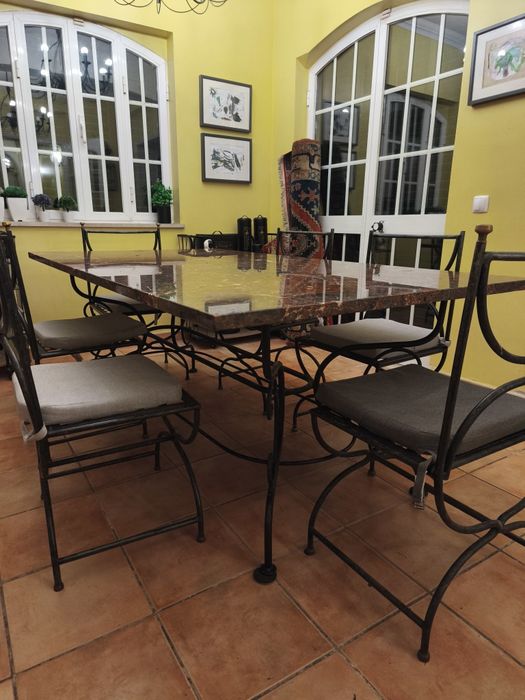 Mesa de jantar Roche Bobois com tampo de mármore