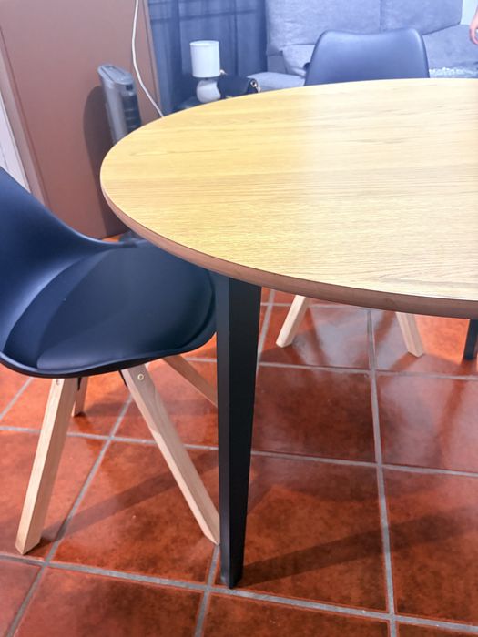 Mesa com 2 cadeiras