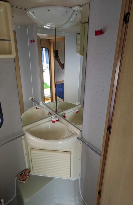 Caravana Adria Optima para 4 pessoas com toldo