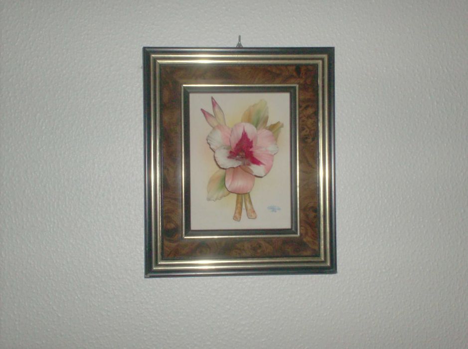 Quadro com flor de cerâmica