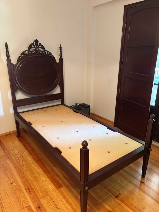 Camas de madeira maciça com mesas de cabeceira