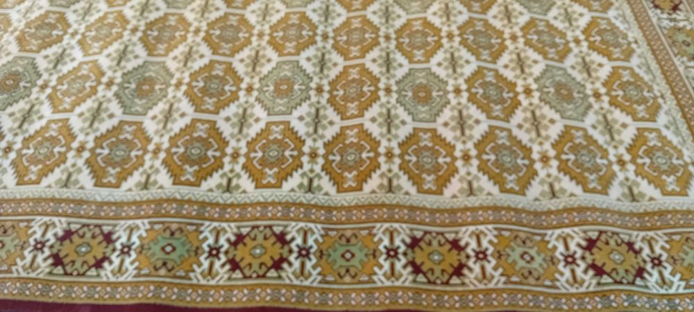 Продам  килим у  гарному стані.