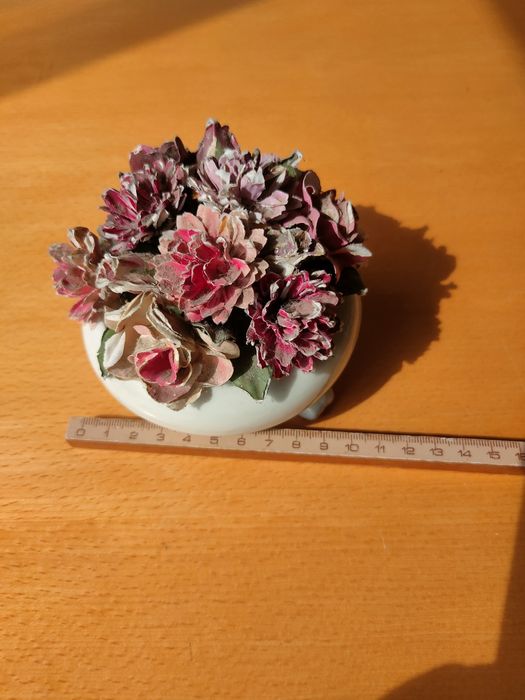Conjunto de flores em cerâmica.