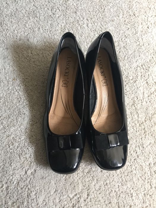 Lakierowane pantofle r. 38 Lasocki