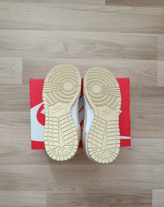 Buty damskie Nike Dunk Low Team Gold Beżowe r. 38,5