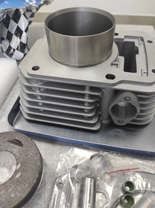 Двигун та поршень до китайського мотоцикла