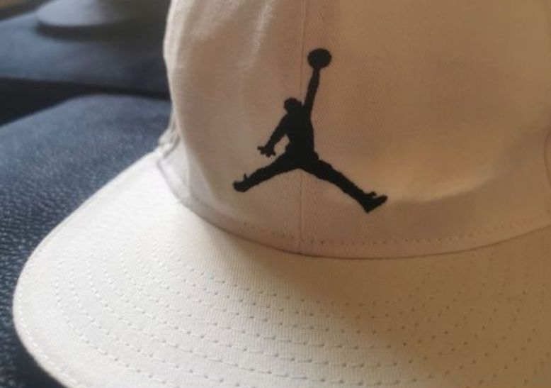 Biała czapka z płaskim daszkiem Jordan