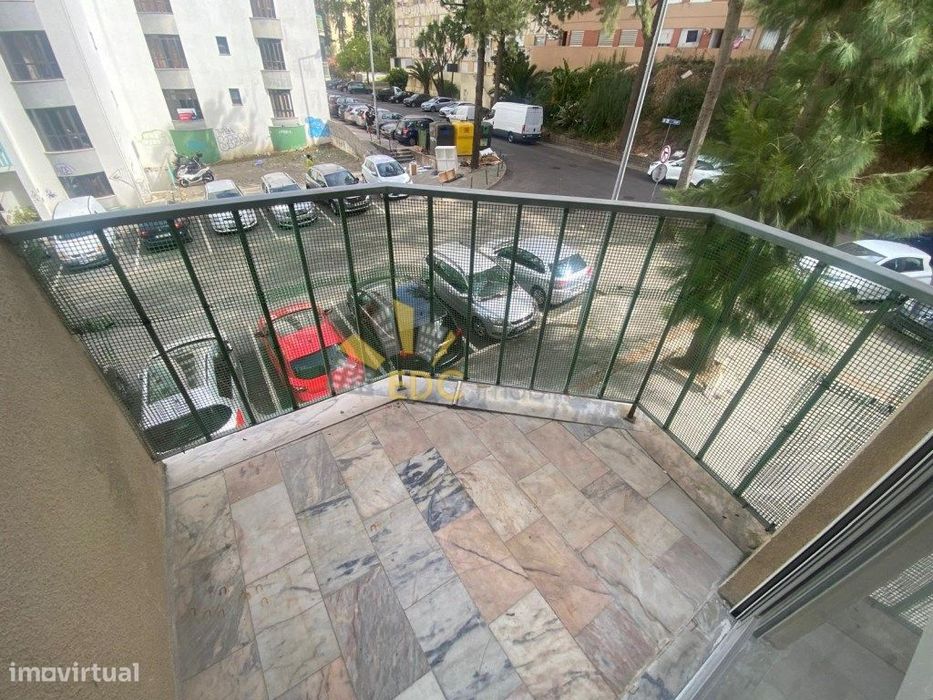Apartamento T2 Transformado em T3 | A 5 Minutos da Estação | Tapada...