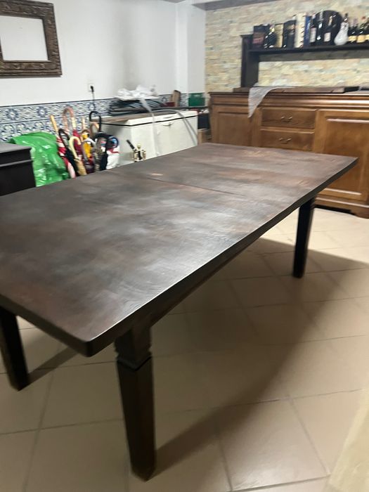 Mesa, 10 cadeiras e 2 cadeirões em madeira maciça de castanho