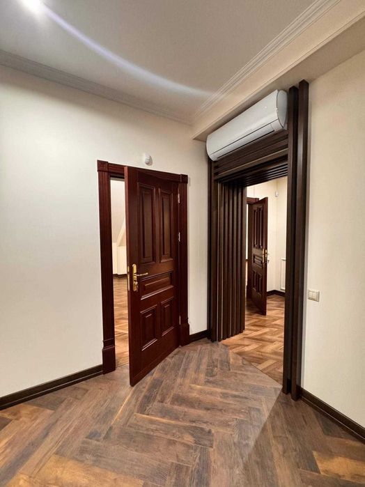 Продається просторий  будинок в Центрі