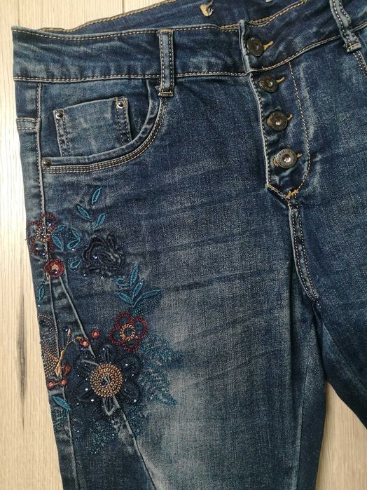 Damskie spodnie boyfrend z denimu z haftem na biodrze