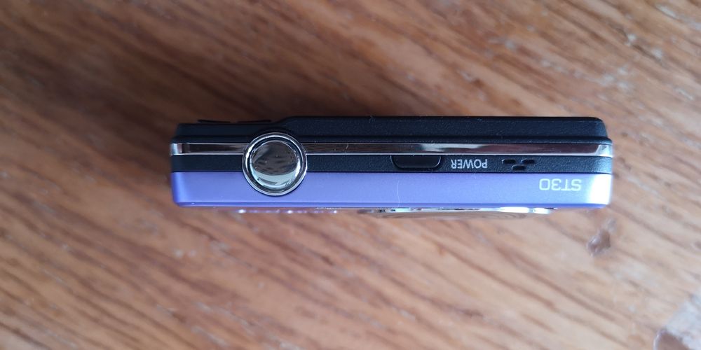 Maquina fotográfica digital DESLIGADA Samsung ST30 roxa