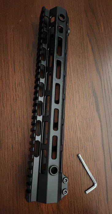 Цівка для AR-15 з M-Lok, Пікатінні і кріпленнями QD.