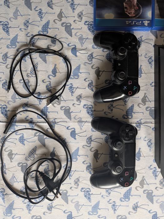 PS4 1TB + 2 comandos + 3 jogos