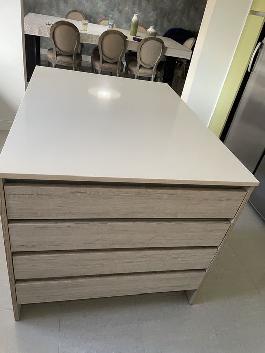 Ilha com movel de gavetas