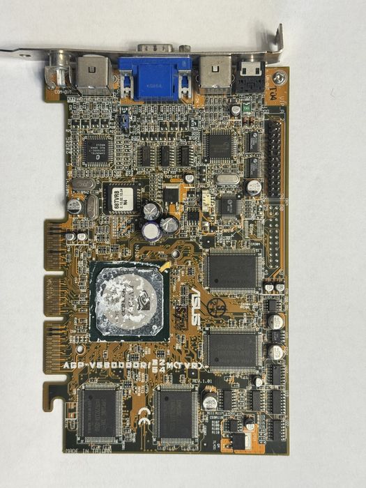 ASUS AGP-V6800DDR/64M(VR), яка базується на графічному процесорі NVIDIA GeForce 256 DDR