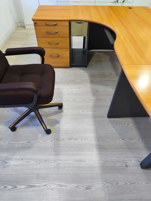 Mesa secretária com cadeira