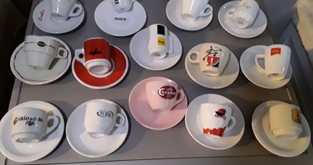 Chávenas de café com pires, com publicidade, para colecção