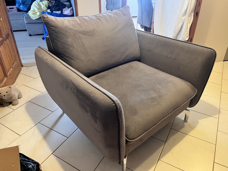 Duzy fotel na eleganckich nóżkach