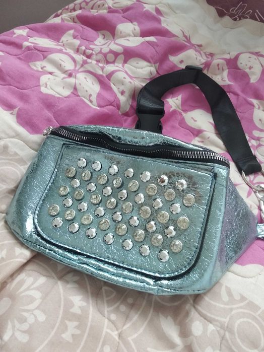 Сумочка бананка блестящая