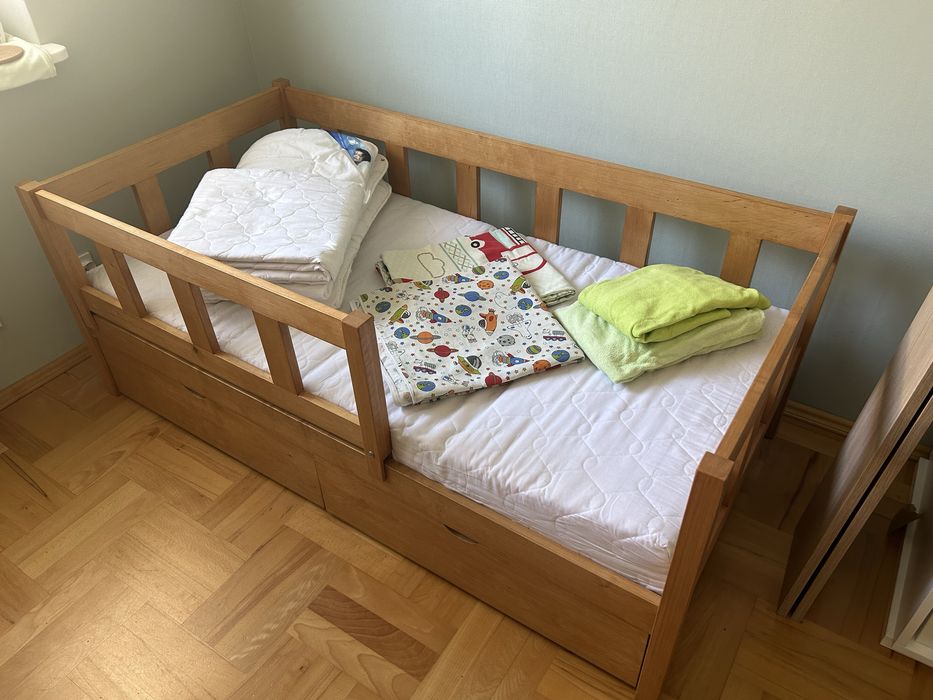 Bukowe łóżko dziecięce 160x80 z bezpieczną barierką