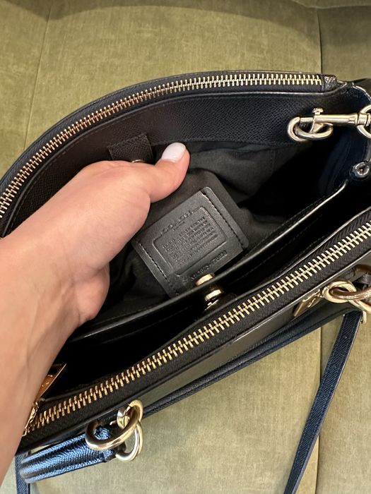 Оригинальная женская кожаная сумка Coach черного цвета среднего размер