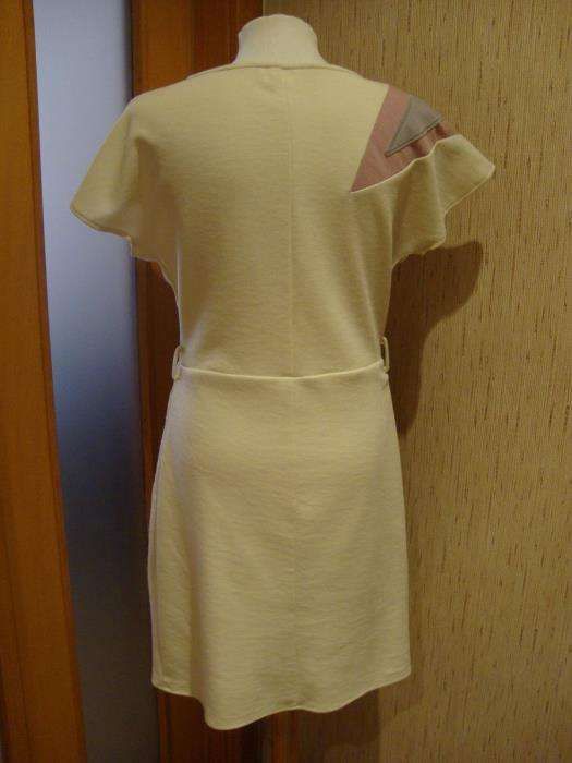 Vestido branco com efeito tipo trespasse no peito