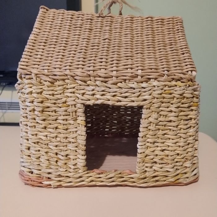 Плетёный домик из лозы для котят