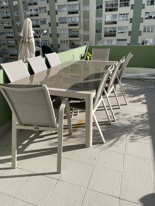 Mesa de exterior com 8 cadeiras