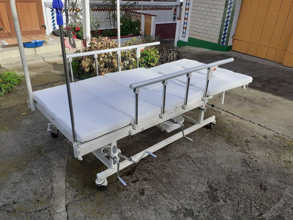 Медичне ліжко для лежачого хворого з регулюванням