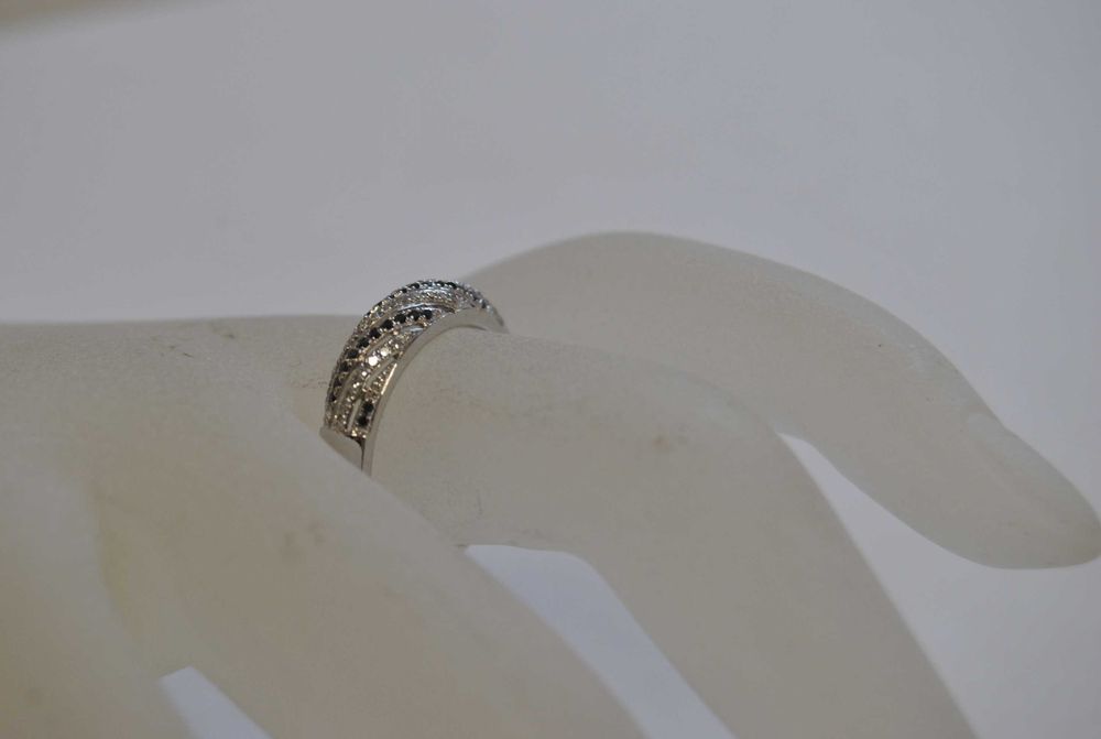 Pierścionek Apart białe złoto z diamentami biało czarnymi