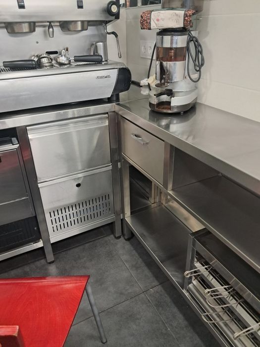 Bancada de apoio simples com gaveta