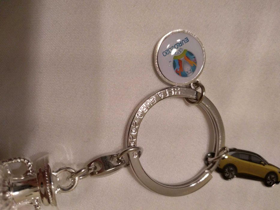 Porta-Chaves UEFA Euro 2020 com troféu Europeu