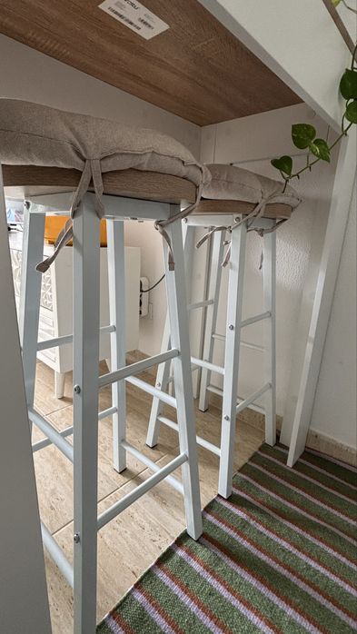 Bancada alta com arrumação + 2 bancos