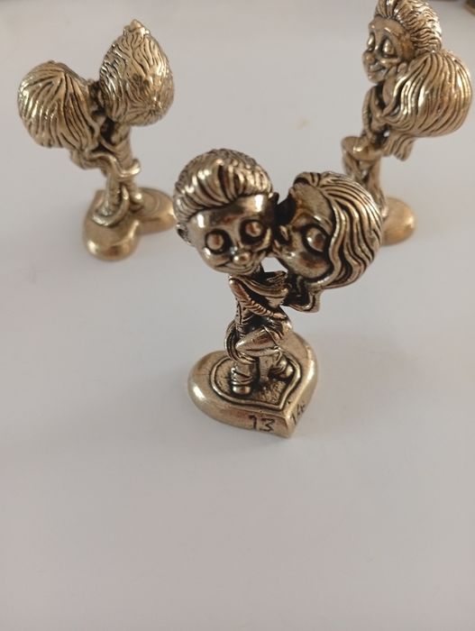 Figurka  metalowa mosiądz Para  wysokość 5 cm długość 2,5 cm