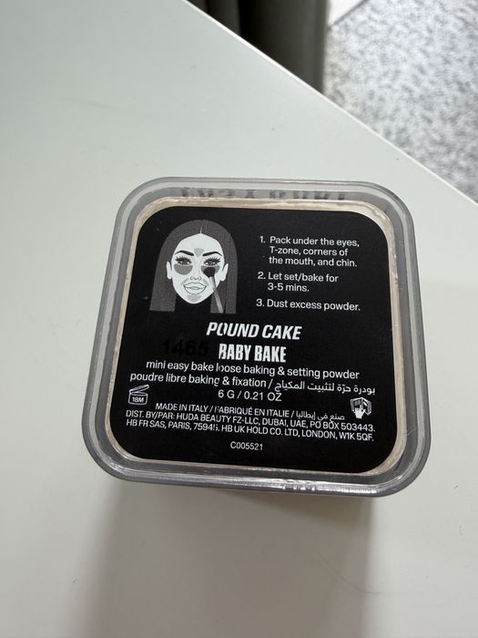 Puder Huda Beauty Easy Bake pound cake
