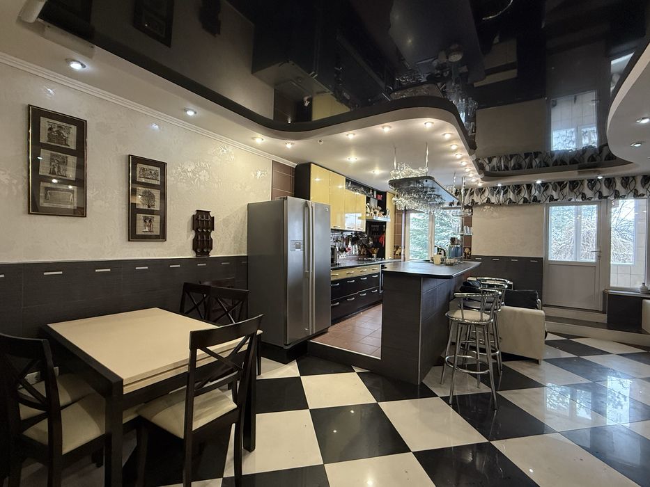 Укомплектований будинок з бомбосховищем