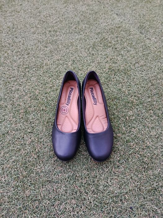 Sapatos de Salto Piccadilly Pretos – Tamanho 35 – Bom Estado