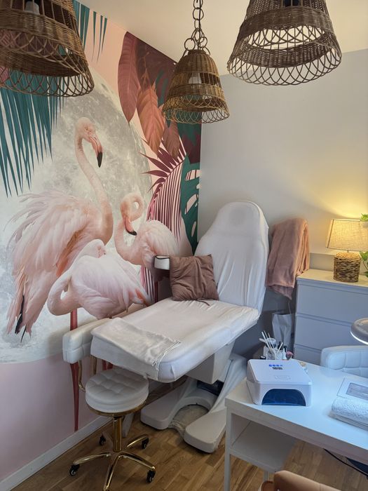 Sprzedam wyposazenie salonu manicur
