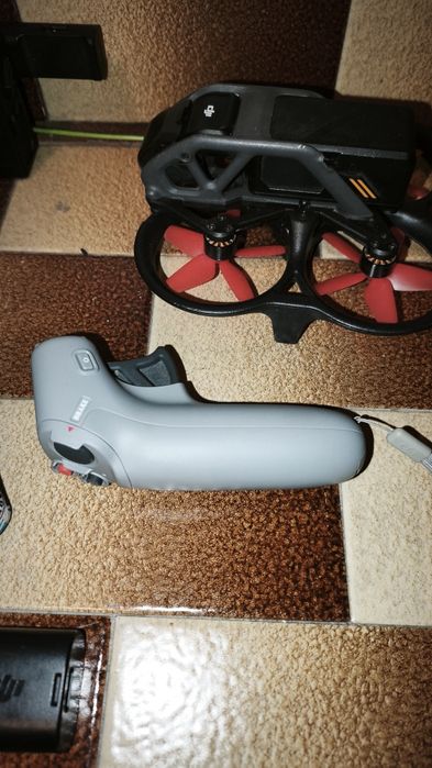 DJI avata com 4 baterias + 2 baterias para os óculos.