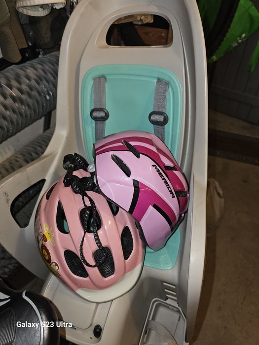 Fotelik rowerowy  Polisport  i dwa kaski