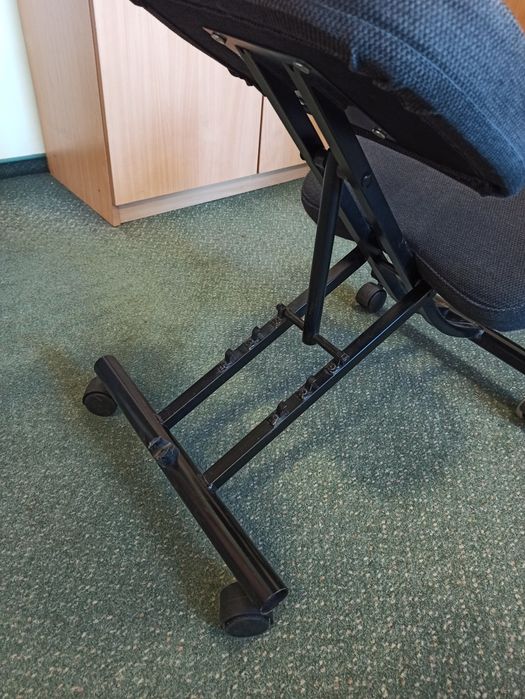 Klękosiad, klęcznik, fotel ergonomiczny IKEA eifred