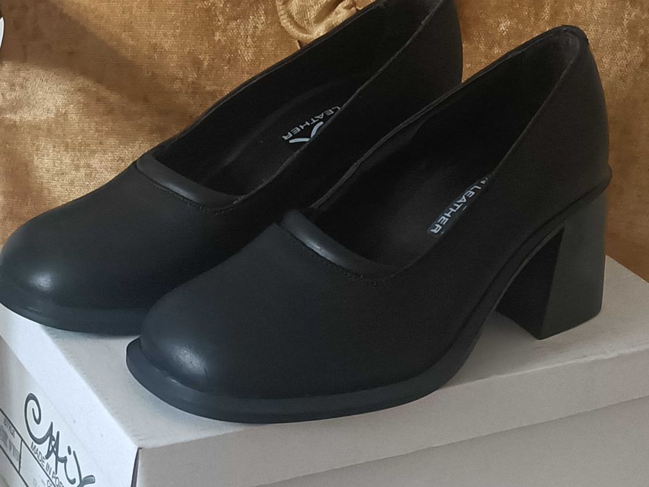 Sapatos em couro, cor preto salto quadrado, novos.
