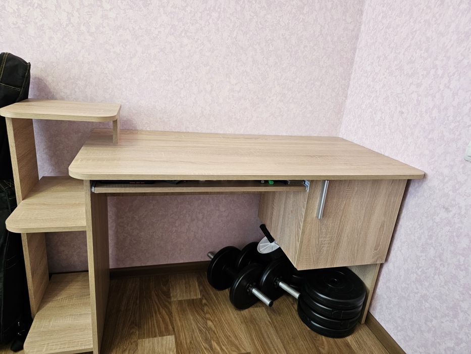 Комп’ютерний стіл