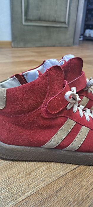 Чоботи та босоніжкі натуральні